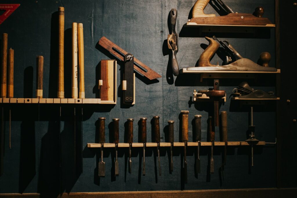 Outils de menuiserie sur l'établi