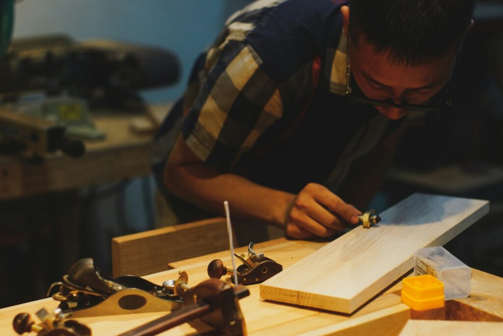 Artisan menuisier au travail dans son atelier - Axio Menuiserie Chambéry